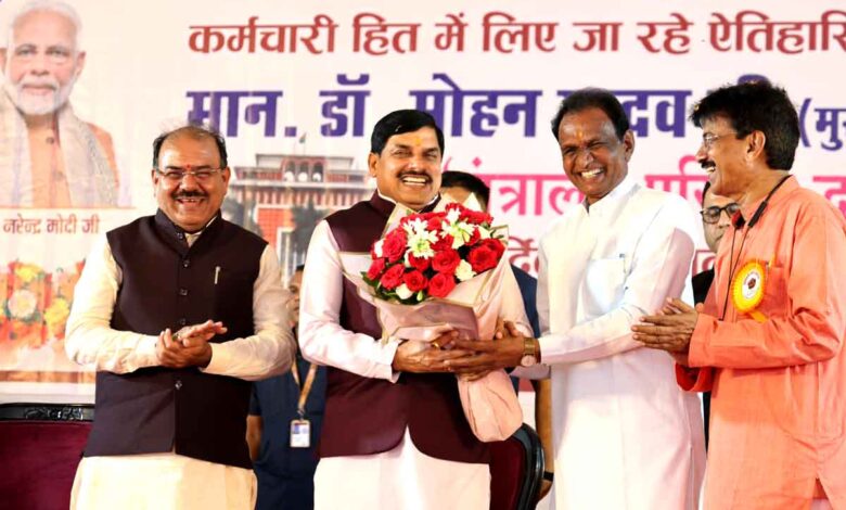 मुख्यमंत्री डॉ. मोहन यादव का मंत्रालय कर्मचारियों ने किया अभिनंदन