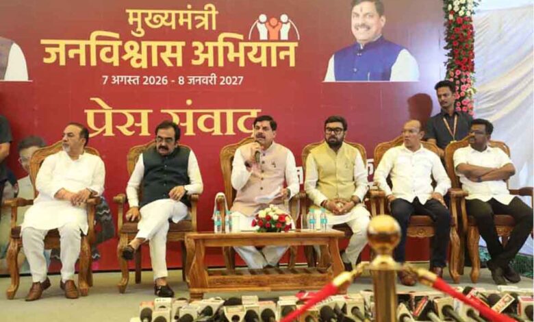 छिंदवाड़ा दौरा सीएम मोहन यादव - मीडिया से चर्चा करते मुख्यमंत्री डॉ. मोहन यादव