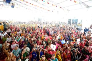 मैहर में लाड़ली बहना कार्यक्रम के दौरान मुख्यमंत्री डॉ. मोहन यादव