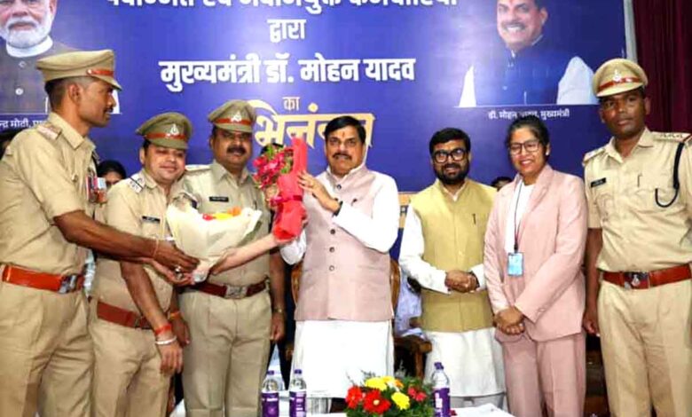 छिंदवाड़ा में पदोन्नत एवं नवनियुक्त पुलिस अधिकारियों द्वारा मुख्यमंत्री डॉ. मोहन यादव का अभिनंदन