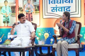 भोपाल के सांदीपनि कन्या विद्यालय में छात्राओं से संवाद करते मुख्यमंत्री डॉ. मोहन यादव