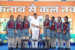 भोपाल के सांदीपनि कन्या विद्यालय में छात्राओं से संवाद करते मुख्यमंत्री डॉ. मोहन यादव