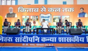 भोपाल के सांदीपनि कन्या विद्यालय में छात्राओं से संवाद करते मुख्यमंत्री डॉ. मोहन यादव