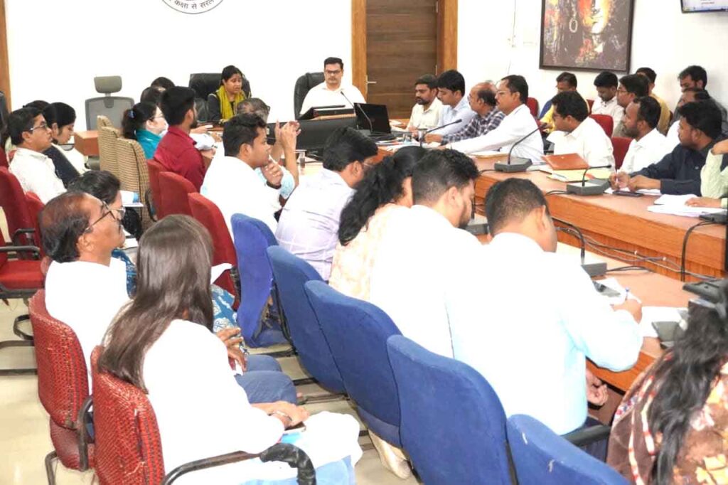 सिवनी कलेक्टर नेहा मीना राजस्व विभाग की समीक्षा बैठक में अधिकारियों को निर्देश देते हुए