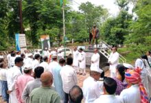 सिवनी कांग्रेस कार्यालय में स्वतंत्रता दिवस पर ध्वजारोहण करते जिला कांग्रेस अध्यक्ष नरेश मरावी