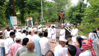 सिवनी कांग्रेस कार्यालय में स्वतंत्रता दिवस पर ध्वजारोहण करते जिला कांग्रेस अध्यक्ष नरेश मरावी