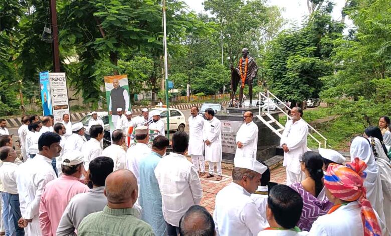 सिवनी कांग्रेस कार्यालय में स्वतंत्रता दिवस पर ध्वजारोहण करते जिला कांग्रेस अध्यक्ष नरेश मरावी
