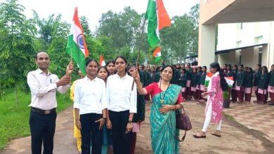 सिवनी के माता शबरी आवासीय विद्यालय में तिरंगा यात्रा निकालती छात्राएं