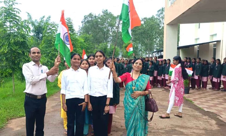 सिवनी के माता शबरी आवासीय विद्यालय में तिरंगा यात्रा निकालती छात्राएं