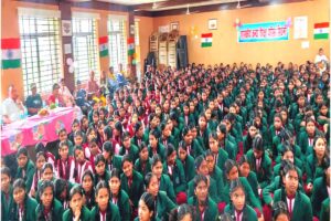 सिवनी के माता शबरी आवासीय विद्यालय में तिरंगा यात्रा निकालती छात्राएं