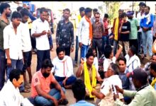 हर्रई में खाद की अधिक कीमत वसूली के विरोध में धरना देते किसान और सील की गई कृषि केंद्र की दुकान