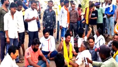 खाद के दाम पर भड़के किसान, 4 घंटे धरना के बाद प्रशासन ने सील की कृषि केंद्र की दुकान | Dainik Yashonnati हर्रई में खाद की अधिक कीमत वसूली के विरोध में धरना देते किसान और सील की गई कृषि केंद्र की दुकान