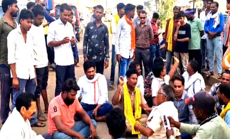 खाद के दाम पर भड़के किसान, 4 घंटे धरना के बाद प्रशासन ने सील की कृषि केंद्र की दुकान | Dainik Yashonnati हर्रई में खाद की अधिक कीमत वसूली के विरोध में धरना देते किसान और सील की गई कृषि केंद्र की दुकान