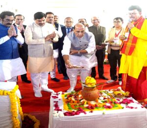 जबलपुर बनेगा डिफेंस मैन्युफैक्चरिंग का हब, 475 करोड़ से अधिक की टैंक ओवरहॉल परियोजना का शुभारंभ | Dainik Yashonnati जबलपुर में टी-सीरीज टैंक ओवरहॉल परियोजना का शुभारंभ करते मुख्यमंत्री मोहन यादव और रक्षा मंत्री राजनाथ सिंह