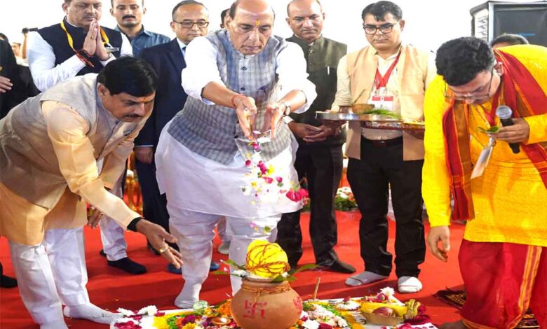 जबलपुर में टी-सीरीज टैंक ओवरहॉल परियोजना का शुभारंभ करते मुख्यमंत्री मोहन यादव और रक्षा मंत्री राजनाथ सिंह