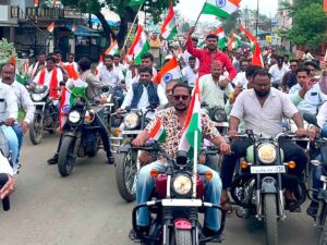 लखनादौन से घंसौर तक जय किसान जय जवान तिरंगा यात्रा में ट्रैक्टर चलाते विधायक दिनेश राय मुनमुन