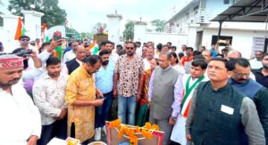 लखनादौन से घंसौर तक जय किसान जय जवान तिरंगा यात्रा में ट्रैक्टर चलाते विधायक दिनेश राय मुनमुन