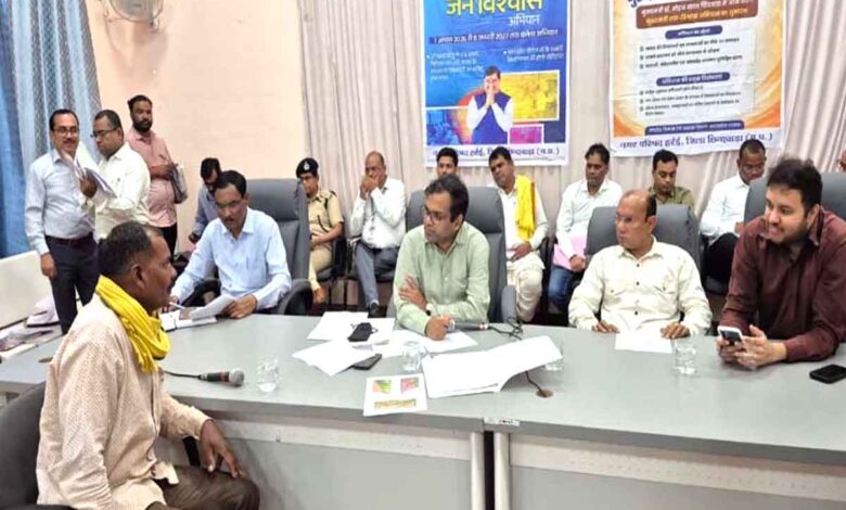 हर्रई सांदीपनि विद्यालय में जनविश्वास अभियान शिविर में ग्रामीणों की समस्याएं सुनते विधायक कमलेश प्रताप शाह और कलेक्टर नारायन