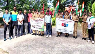 कान्हीवाड़ा में हर घर तिरंगा अभियान के तहत तिरंगा रैली निकालते जवाहर नवोदय विद्यालय के विद्यार्थी