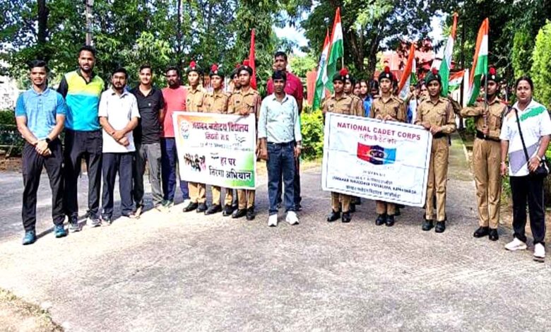 कान्हीवाड़ा में हर घर तिरंगा अभियान के तहत तिरंगा रैली निकालते जवाहर नवोदय विद्यालय के विद्यार्थी