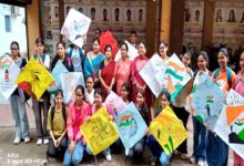 छिंदवाड़ा में मां तुझे सलाम मेरी पतंग मेरी अभिव्यक्ति कार्यक्रम में पतंगों पर सपने उकेरती बेटियां
