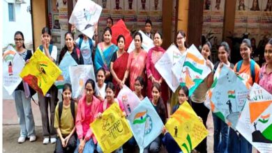 छिंदवाड़ा में मां तुझे सलाम मेरी पतंग मेरी अभिव्यक्ति कार्यक्रम में पतंगों पर सपने उकेरती बेटियां