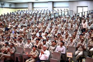 मुख्यमंत्री डॉ. मोहन यादव पुलिसकर्मियों को पदोन्नति के बाद बैज लगाते हुए