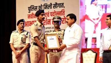 मुख्यमंत्री डॉ. मोहन यादव पुलिसकर्मियों को पदोन्नति के बाद बैज लगाते हुए
