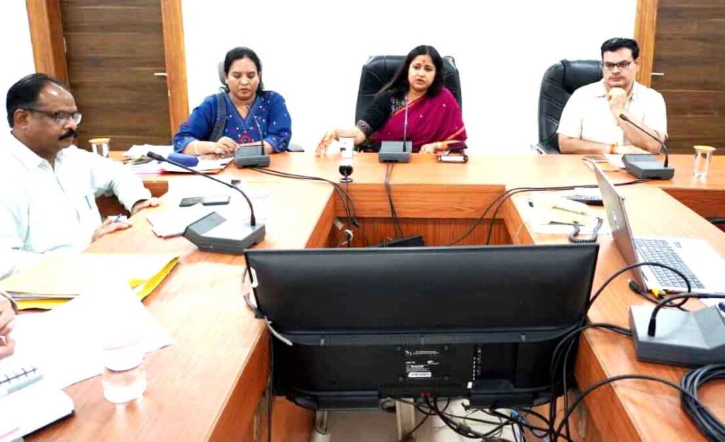 7 अगस्त से सिवनी में शुरू होगा मुख्यमंत्री जन-विश्वास अभियान, हथनापुर से होगा शुभारंभ | Dainik Yashonnati मुख्यमंत्री जन-विश्वास अभियान की तैयारियों की समीक्षा बैठक में अधिकारियों को निर्देश देतीं कलेक्टर श्रीमती नेहा मीना