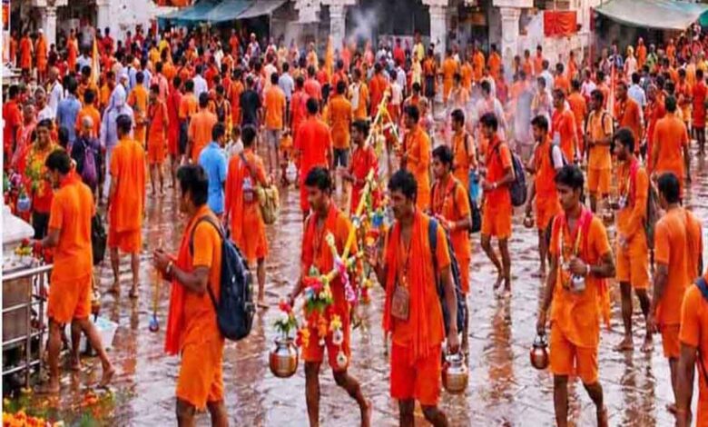 नागद्वार और चौरागढ़ में कांवड़ यात्रा के दौरान जलाभिषेक करते श्रद्धालु
