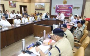 आईटीआई छिंदवाड़ा में प्रशिक्षुओं से संवाद करते मुख्यमंत्री