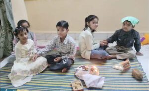 छिंदवाड़ा में रक्षाबंधन पर पुलिसकर्मियों को रक्षा सूत्र बांधती महिलाएं