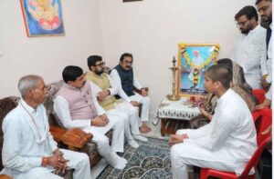 दिवंगत पार्षद लोकेश डेहरिया को श्रद्धांजलि अर्पित करते मुख्यमंत्री