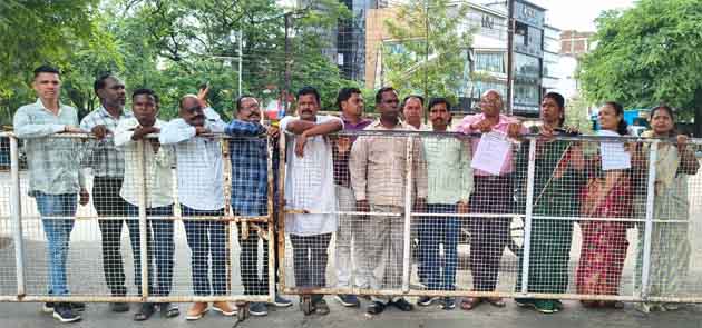 Congress Tribal Cell submitting memorandum at Chhindwara Collectorate over Amit Kol murder case