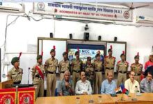 प्रधानमंत्री कॉलेज ऑफ एक्सीलेंस छिंदवाड़ा में एनसीसी कैडेट्स को रैंक बैज प्रदान करते अतिथि