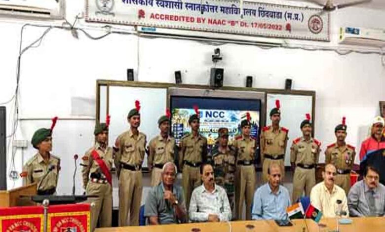 प्रधानमंत्री कॉलेज ऑफ एक्सीलेंस छिंदवाड़ा में एनसीसी कैडेट्स को रैंक बैज प्रदान करते अतिथि
