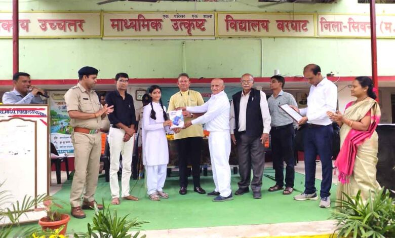 गुरु पूर्णिमा पर बरघाट में प्रदेश की मेधावी छात्रा प्रीत पटले का सम्मान करते अतिथि एवं शिवलाल अग्रवाल एंड कंपनी के प्रतिनिधि