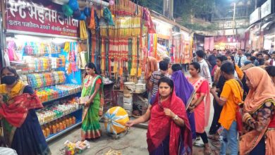 रक्षाबंधन पर छिंदवाड़ा के बाजार में राखी खरीदते लोग