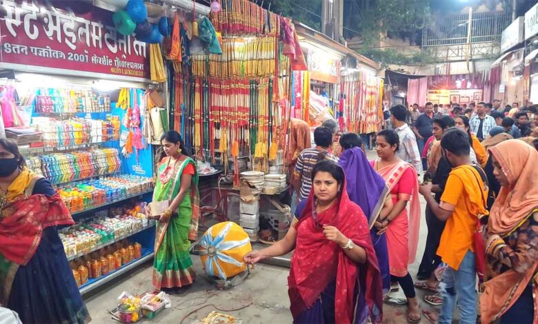 रक्षाबंधन पर छिंदवाड़ा के बाजार में राखी खरीदते लोग