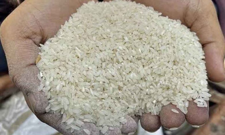 डुगरिया गांव में राशन के चावल की गुणवत्ता पर ग्रामीणों ने जताई आपत्ति
