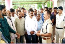 सरिता वर्मा की मौत मामले में निष्पक्ष जांच की मांग को लेकर एसपी को ज्ञापन सौंपते OBC महासभा कार्यकर्ता