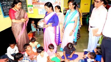 कमकासुर प्राथमिक शाला में बच्चों के साथ मध्यान्ह भोजन करतीं सिवनी कलेक्टर नेहा मीना