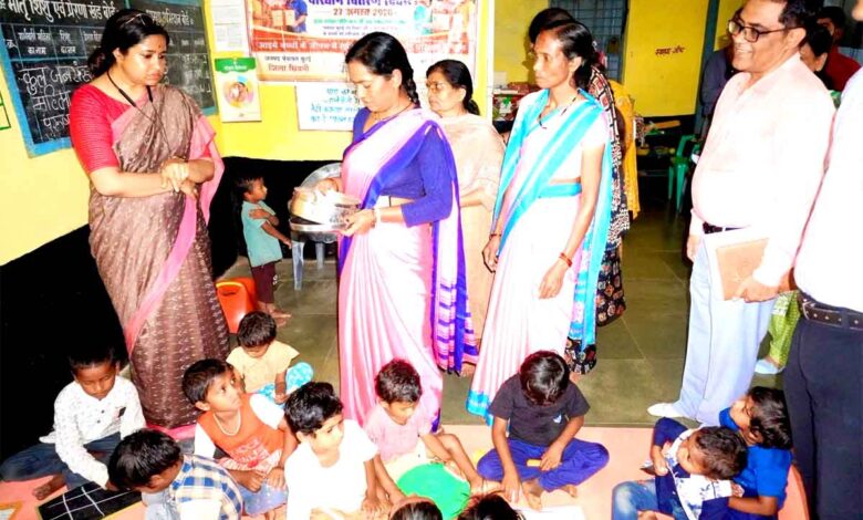 कमकासुर प्राथमिक शाला में बच्चों के साथ मध्यान्ह भोजन करतीं सिवनी कलेक्टर नेहा मीना