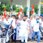महंगाई के खिलाफ कांग्रेस का हल्लाबोल, बाजार में बांटी शक्कर | Dainik Yashonnati सिवनी में महंगाई के विरोध में कांग्रेस प्रदर्शन करते जिला कांग्रेस अध्यक्ष नरेश मरावी