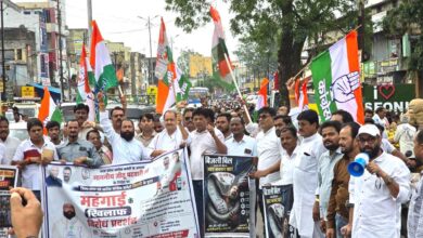 सिवनी में महंगाई के विरोध में कांग्रेस प्रदर्शन करते जिला कांग्रेस अध्यक्ष नरेश मरावी