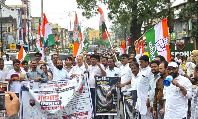 सिवनी में महंगाई के विरोध में कांग्रेस प्रदर्शन करते जिला कांग्रेस अध्यक्ष नरेश मरावी
