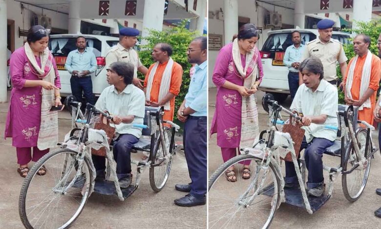 सिवनी जनसुनवाई में विजेंद्र ठाकुर को ट्राईसाइकिल प्रदान करते जिला प्रशासन के अधिकारी