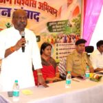 सिवनी के धोबीसर्रा में जनविश्वास शिविर के दौरान ग्रामीणों से संवाद करते अधिकारी और जनप्रतिनिधि