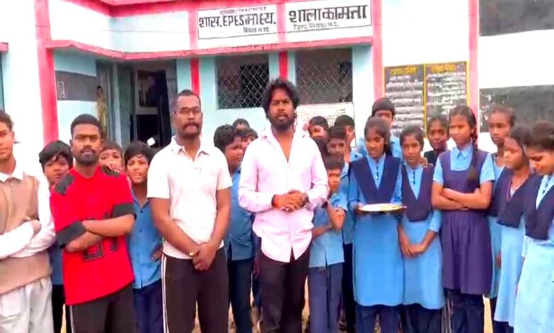 सिवनी के कामता स्कूल में मिड-डे मील में इल्ली मिलने पर ग्रामीणों का प्रदर्शन