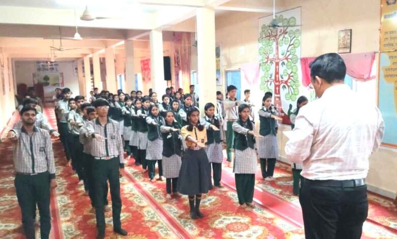 सिवनी विद्यालय में किशोर भारती और कन्या भारती के पदाधिकारियों का शपथ ग्रहण समारोह
